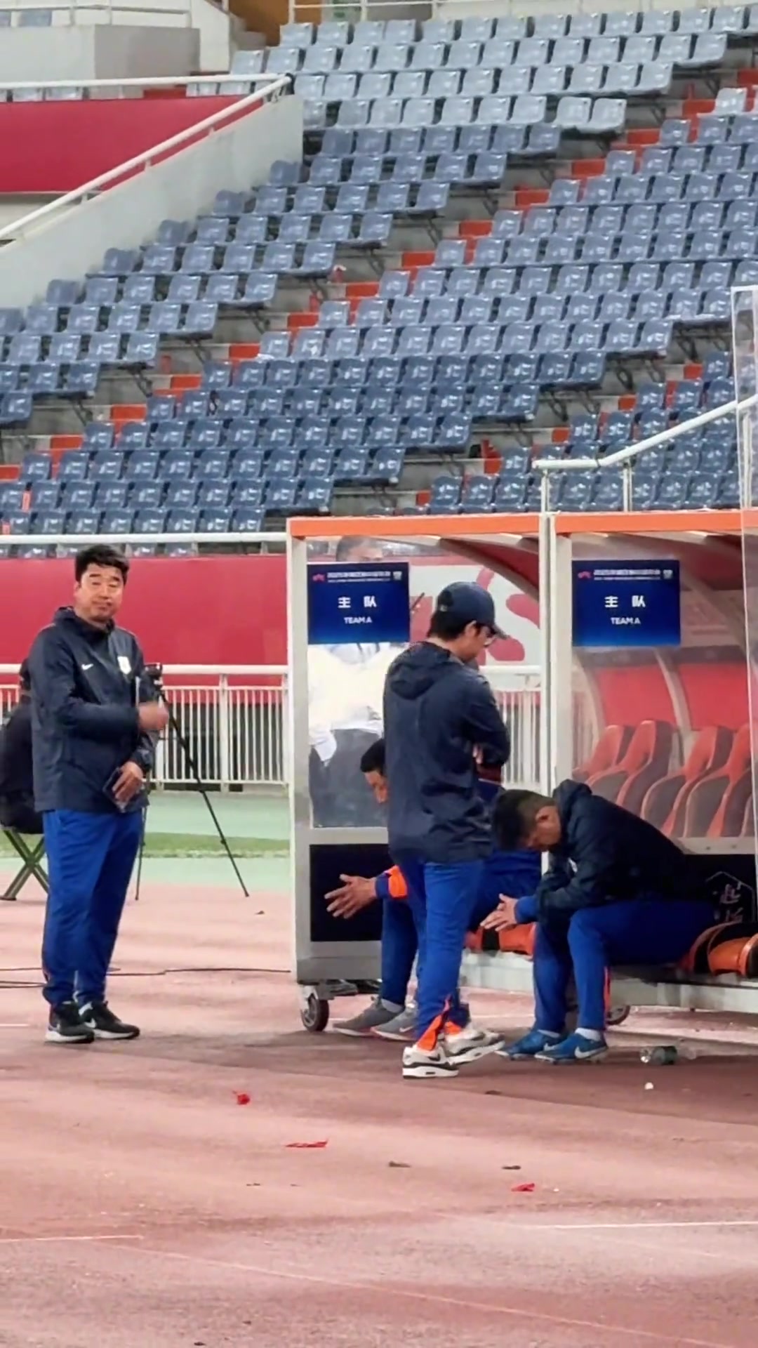 崔康熙赛后仍坐在替补席上久久不愿离去